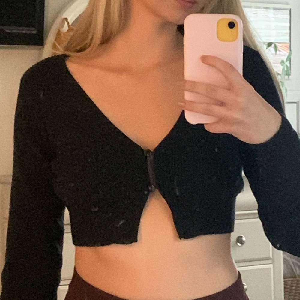 CUTE CROPPED BLACK SWEATER WITH BUTTONS